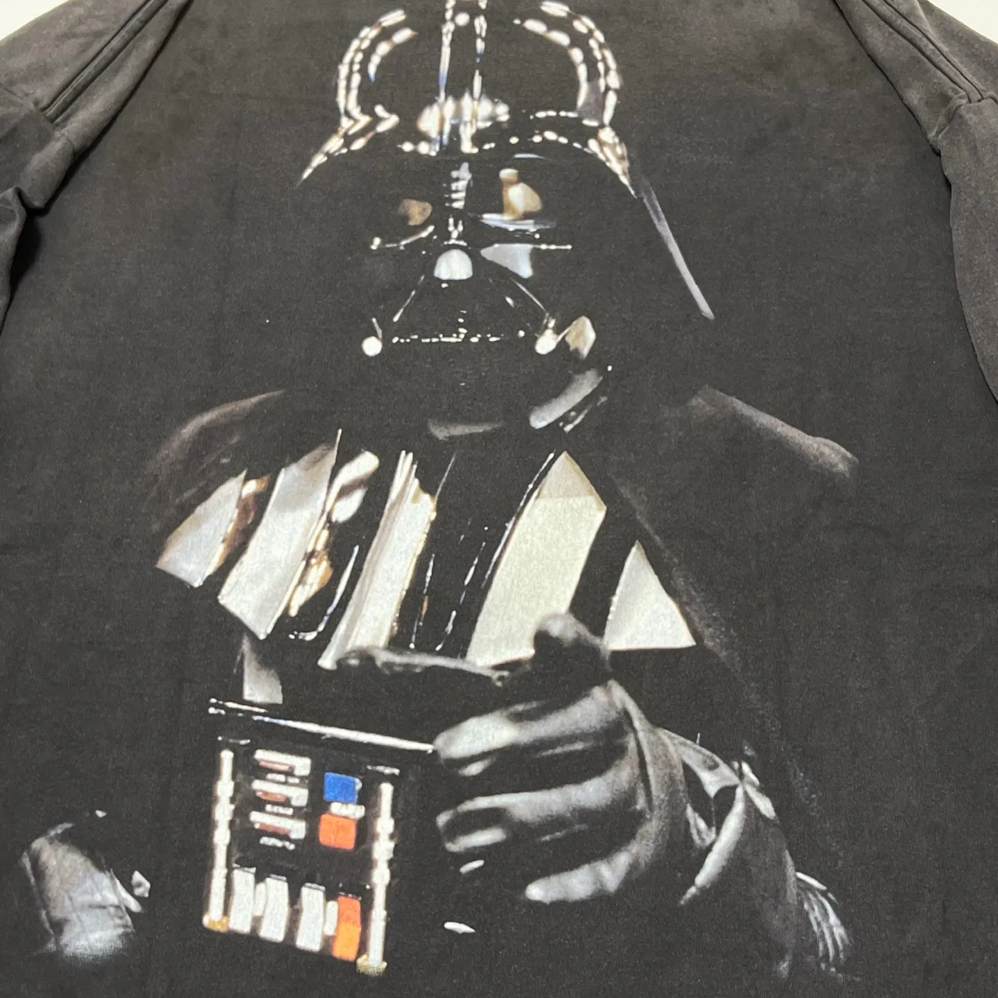 SAINT Mxxxxxx × STAR WARS SW_LS TEE /DARTHVADER/BLK Star Wars co-branded model Darth Vader/Anakin Skywalker distressed long sleeves washed black S-XL The print comes from "Anakin Skywalker" in "STAR WARS Episode I/The Phantom Menace" The impressive poster visual and the design of "Darth Vader" printed on the back The entire garment is hand-processed with dirt, washed with water, and printed with a distressed feel, which perfectly interprets the artistic specialty of NEW VINTAGE. In addition, the original co-branded main mark/wash mark/little angel anti-counterfeiting mark can be customized. It can be said that every detail of ZP is perfectly reproduced.